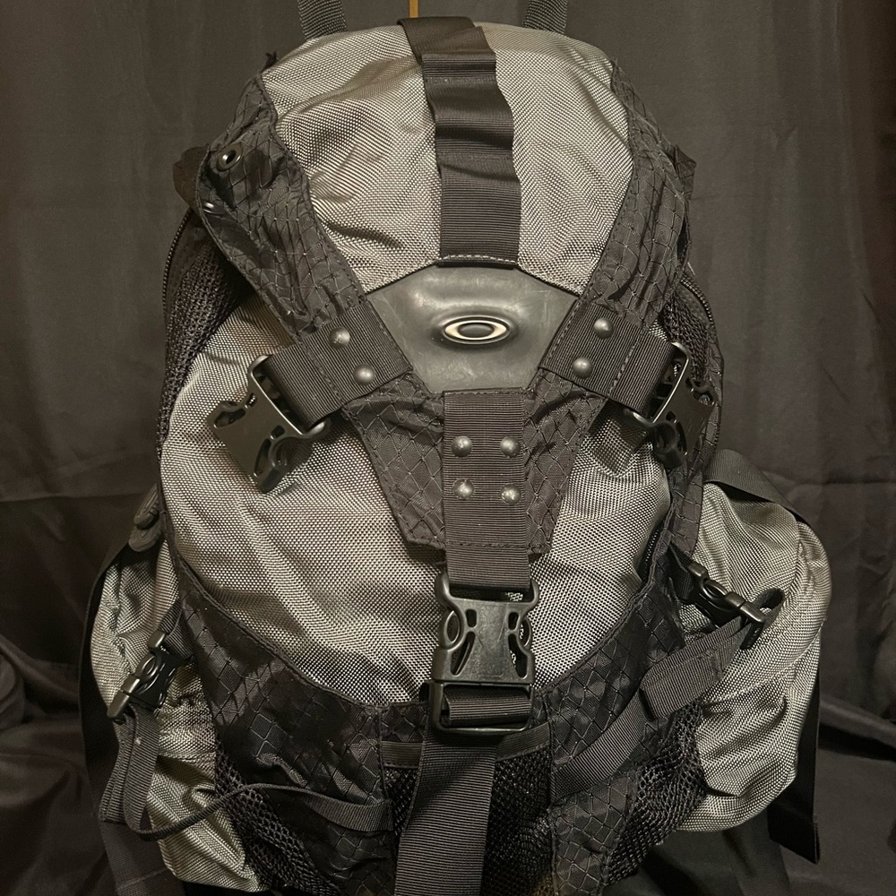 Oakley Icon 3.0 Stealth Black and Gray Backpack EUC